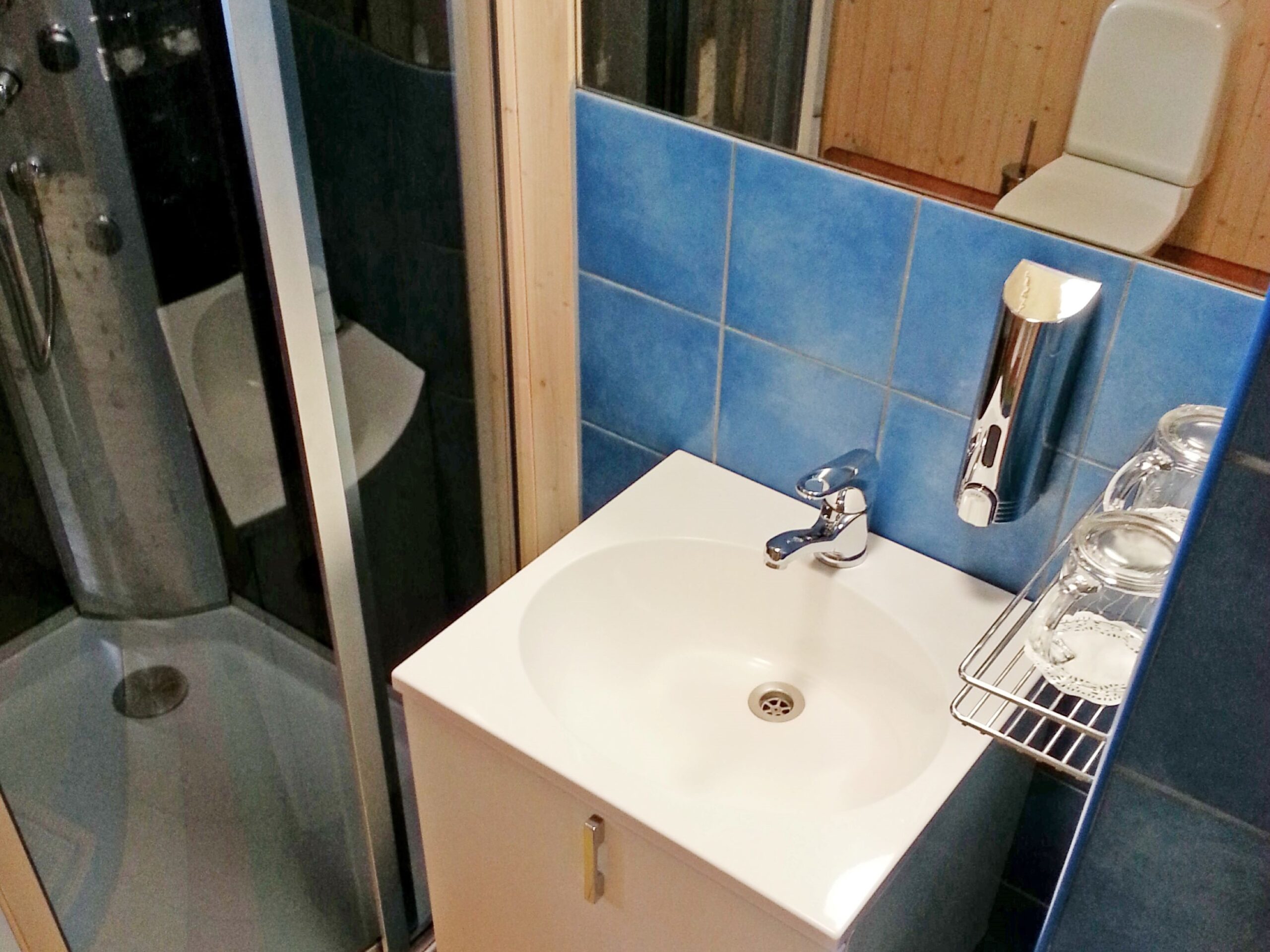 Rooftop Room 1 bathroom